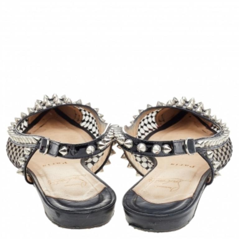 Christian Louboutin Sandales plates à picots en cuir et maille noirs Taille 37 en vente 1