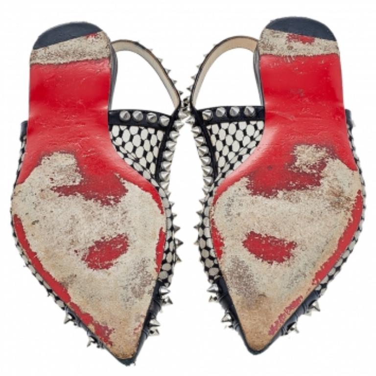 Christian Louboutin Sandales plates à picots en cuir et maille noirs Taille 37 en vente 2
