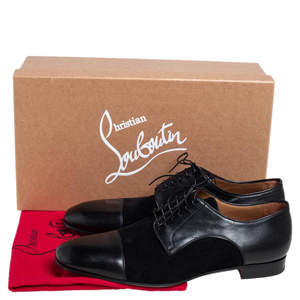 This pair of Daviol derby shoes from Christian Louboutin has been crafted with utmost care to reflect a refined look. Constructed using leather and suede, the pair is secured with simple laces and finished with low heels.

