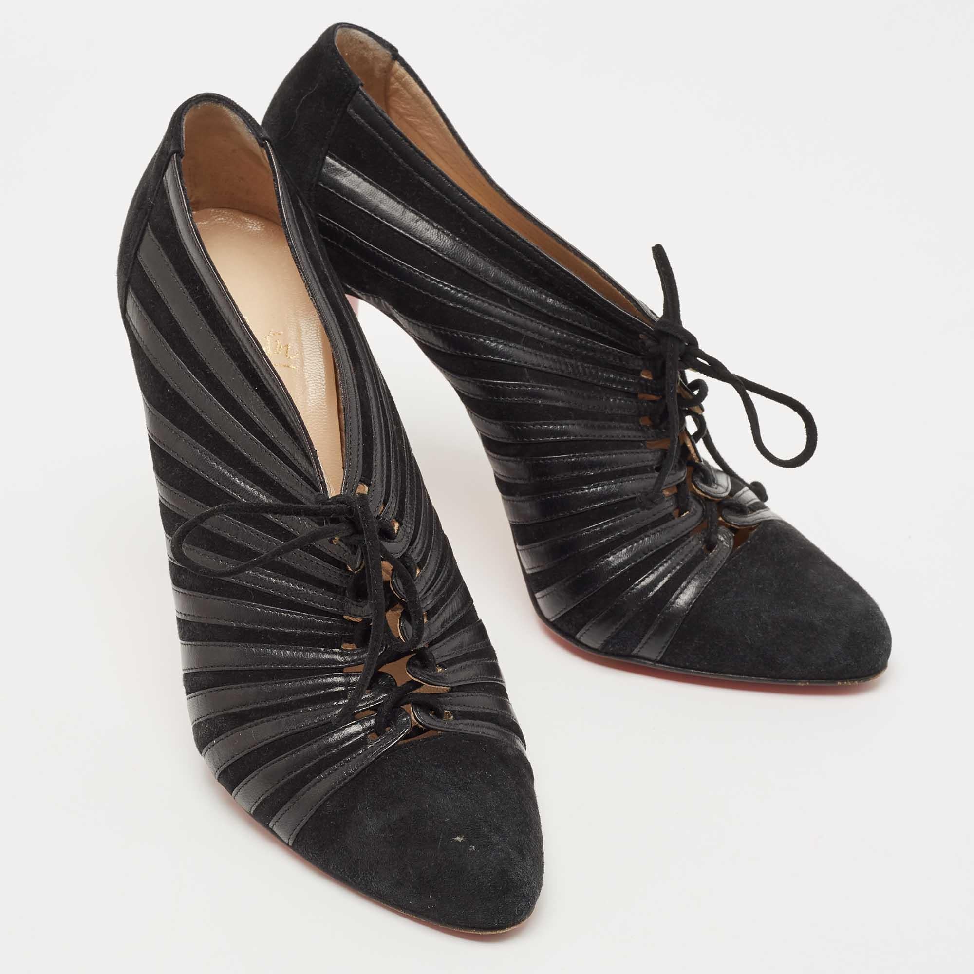 Noir Christian Louboutin Inverness Booties en cuir et daim noir Taille 38.5 en vente