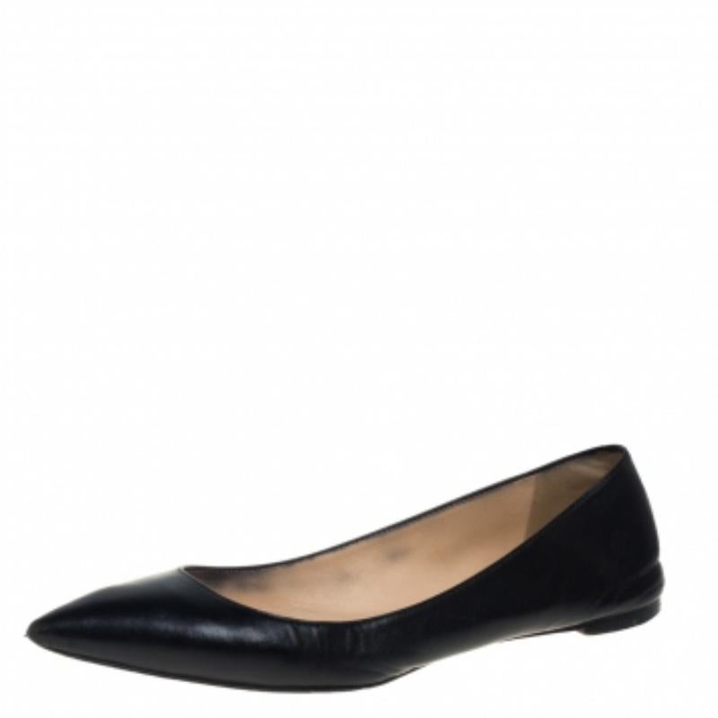 Wear sophistication with a touch of high fashion by choosing these subtle flats from Christian Louboutin. These pretty black leather flats flaunt pointed toes and will complement your formal and casual ensembles with the most effortless style. They