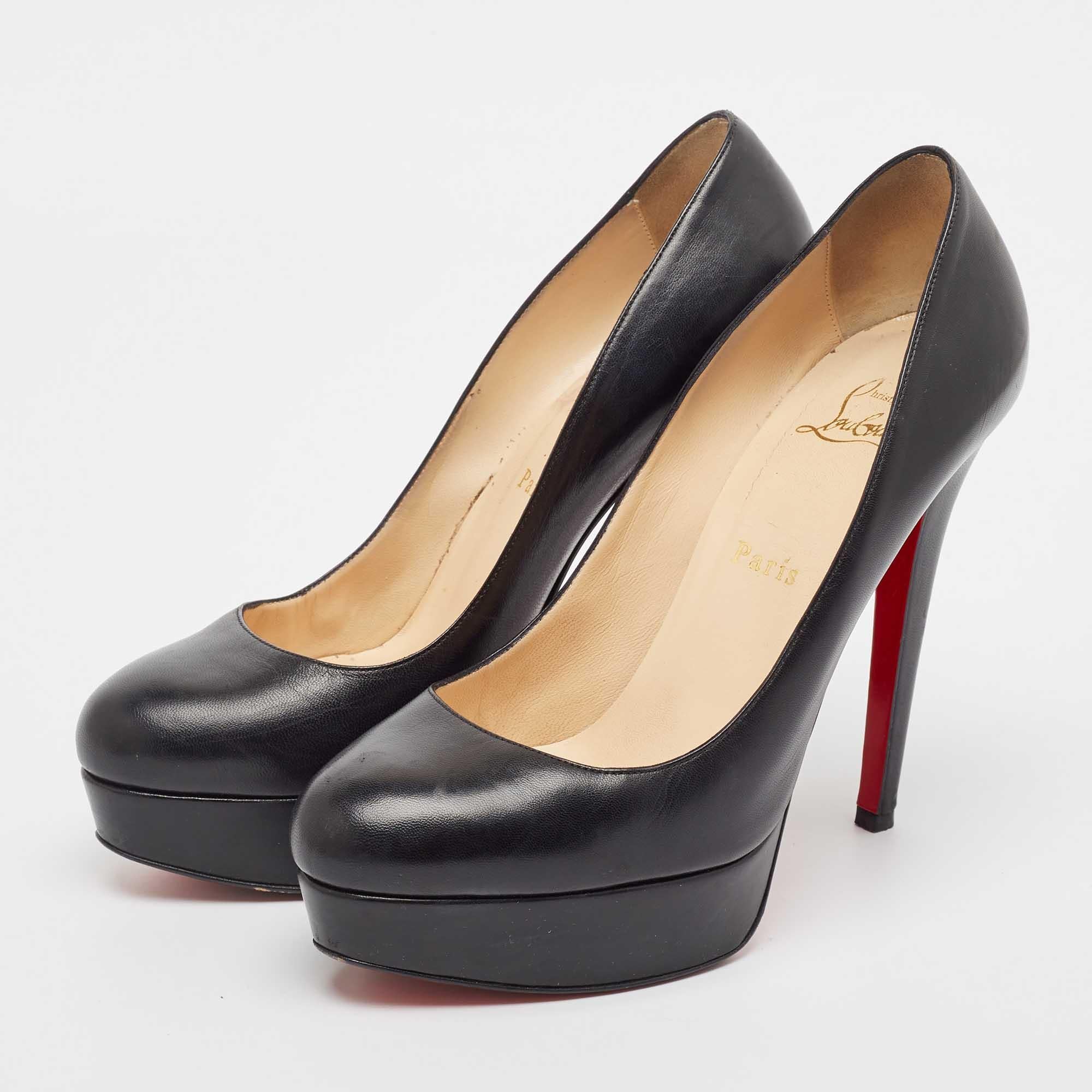 Haz una declaración de estilo chic con estos zapatos de salón de diseño. Presentan tacones resistentes y suelas duraderas perfectas para tus salidas a la moda
