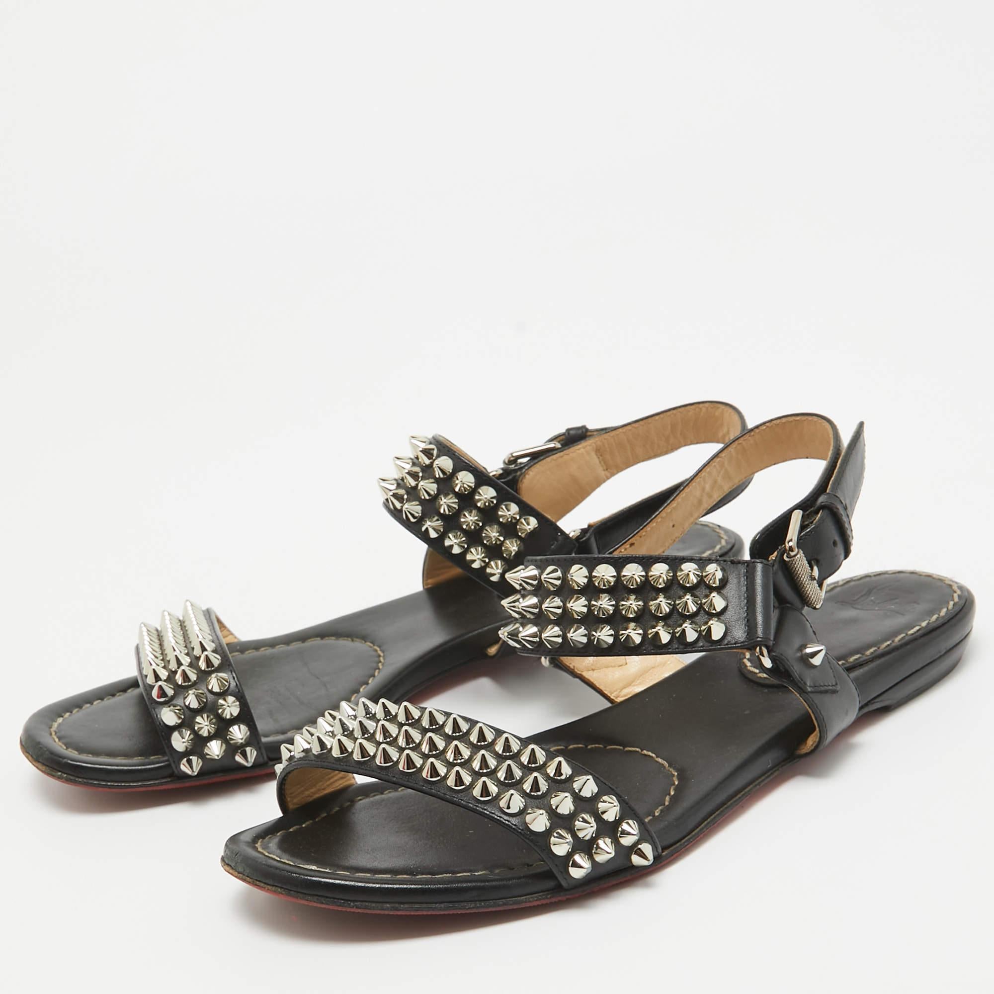 Enhance your casual looks with a touch of high style with these designer slides. Rendered in quality material with a lovely hue adorning its expanse this pair is a must have
