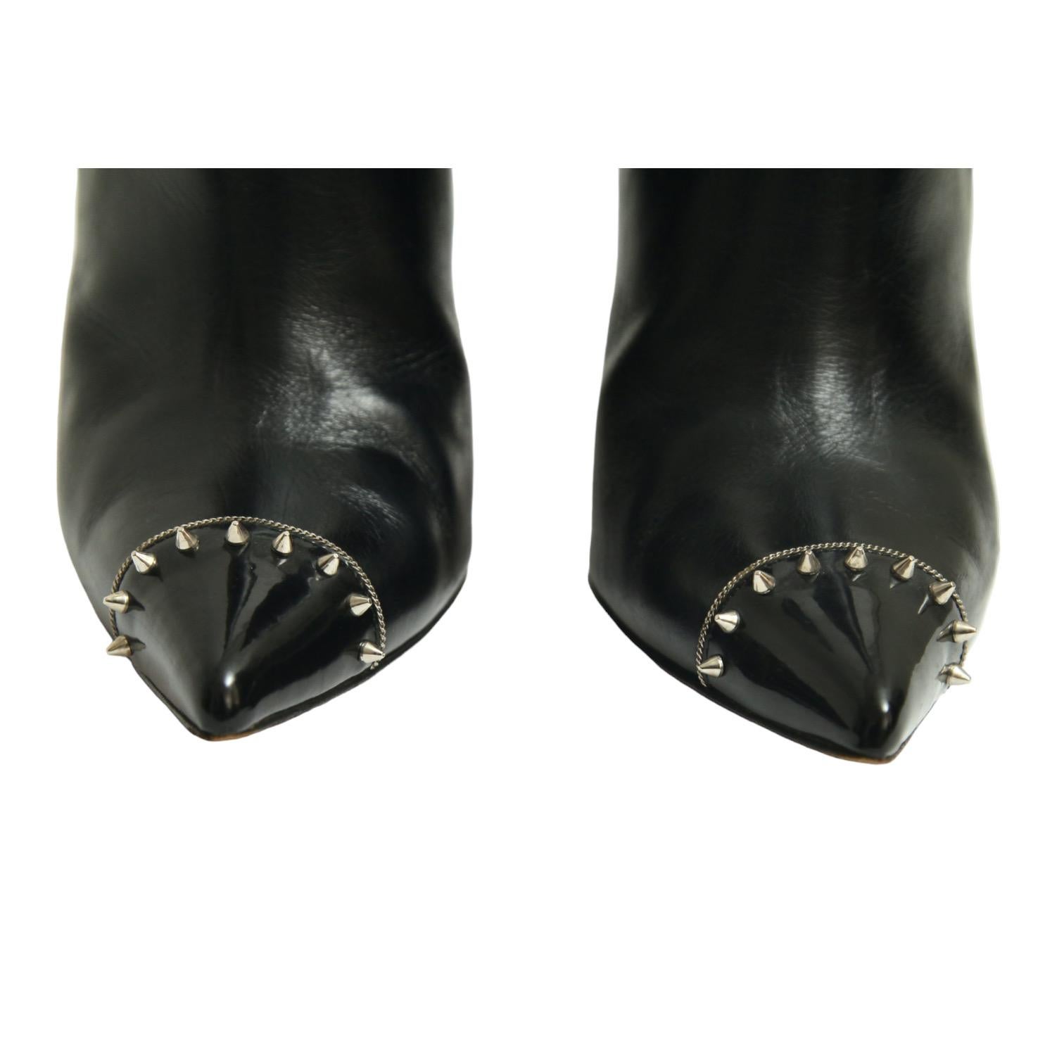CHRISTIAN LOUBOUTIN Black Leather Bootie BANJO Ankle Boot Spiked Cap Toe 38.5 For Sale 2