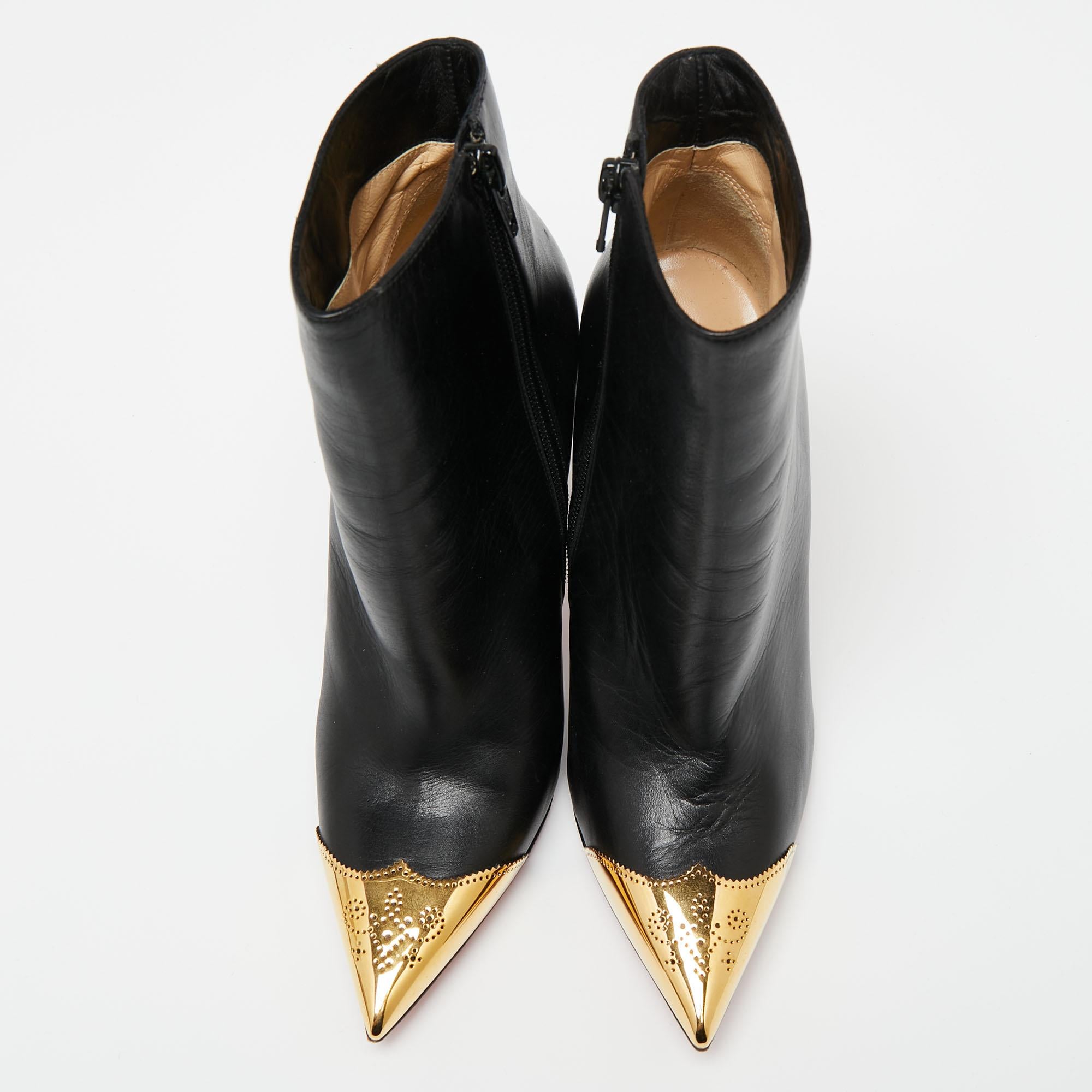 Take every step with panache in these Calamijane booties from Christian Louboutin. They are styled using black leather, with gold-tone detailed toes elevating their beauty. They feature an ankle-length shape, slim heels, and zipper closure. These