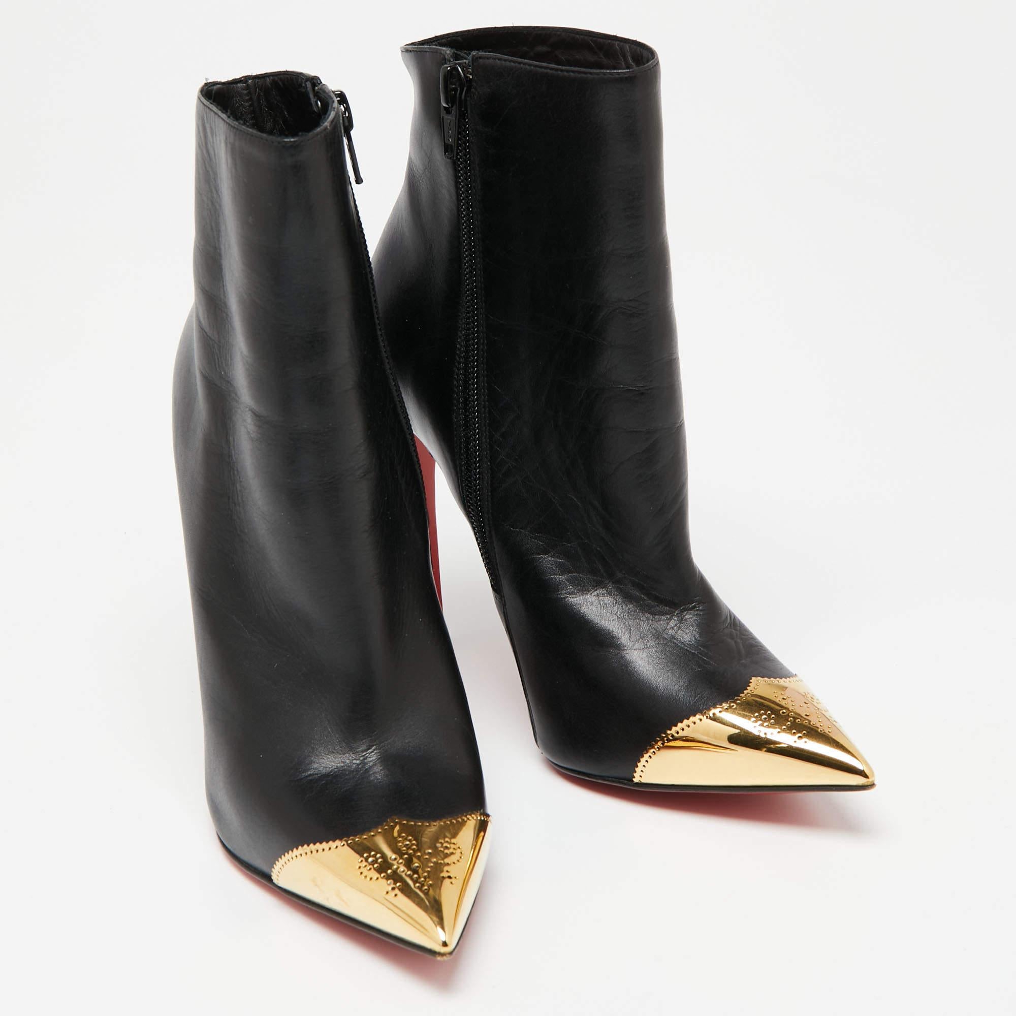 Take every step with panache in these Calamijane booties from Christian Louboutin. They are styled using black leather, with gold-tone detailed toes elevating their beauty. They feature an ankle-length shape, slim heels, and zipper closure. These