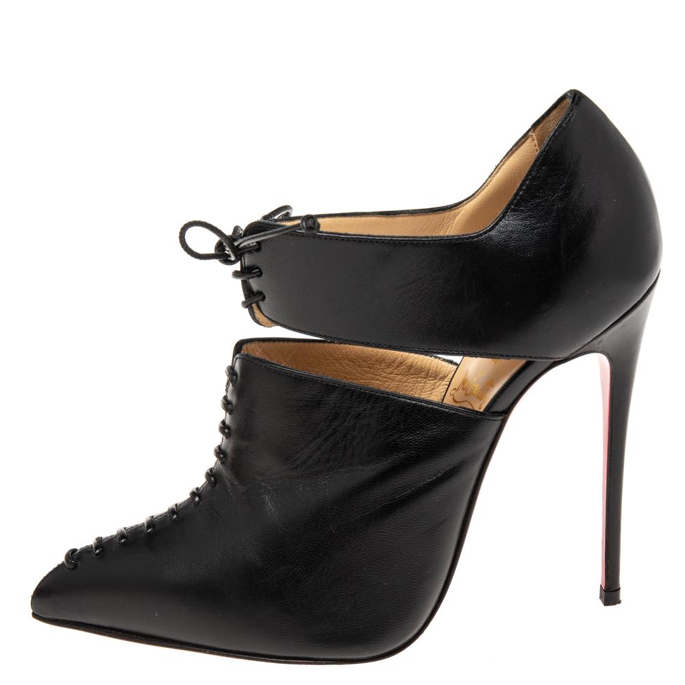 Go gaga for these super fabulous Christian Louboutin booties are a great addition to any wardrobe! These booties have a stiletto heel that measures 11 cm. The elegantly-designed uppers add character to these booties and will go best with short