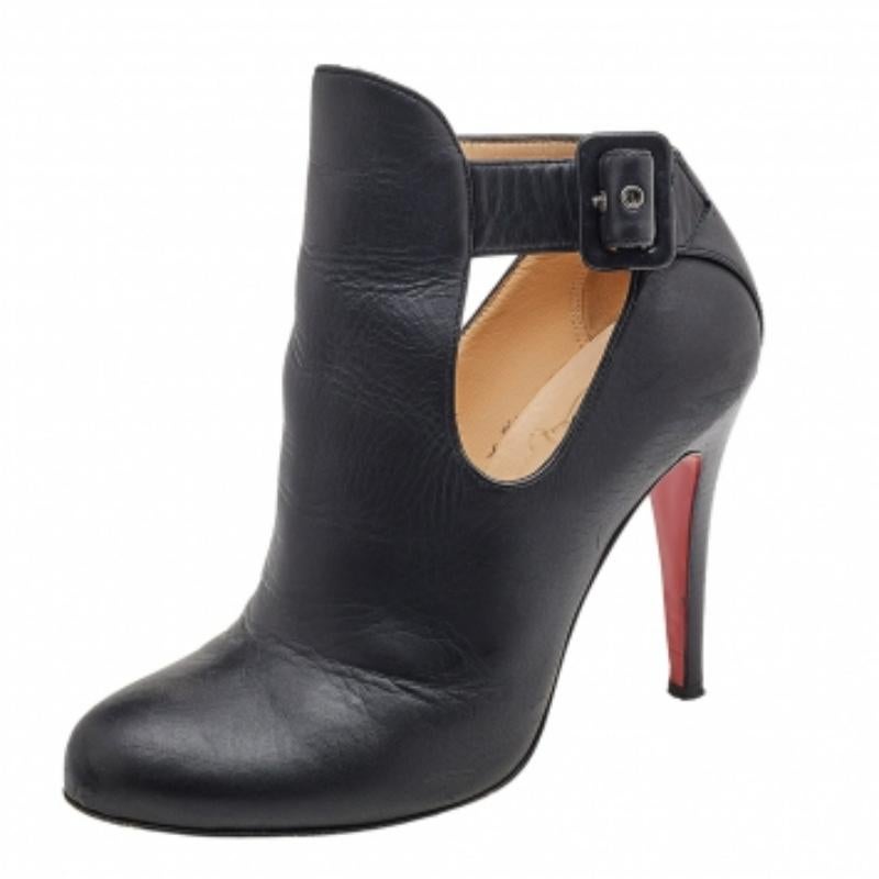 Conçues par Christian Louboutin, ces bottines insuffleront glamour et élégance à votre style. Elles sont superbement réalisées en cuir noir et présentent des découpes, des bouts ronds et une longueur à la cheville. Ils sont dotés de fermetures à