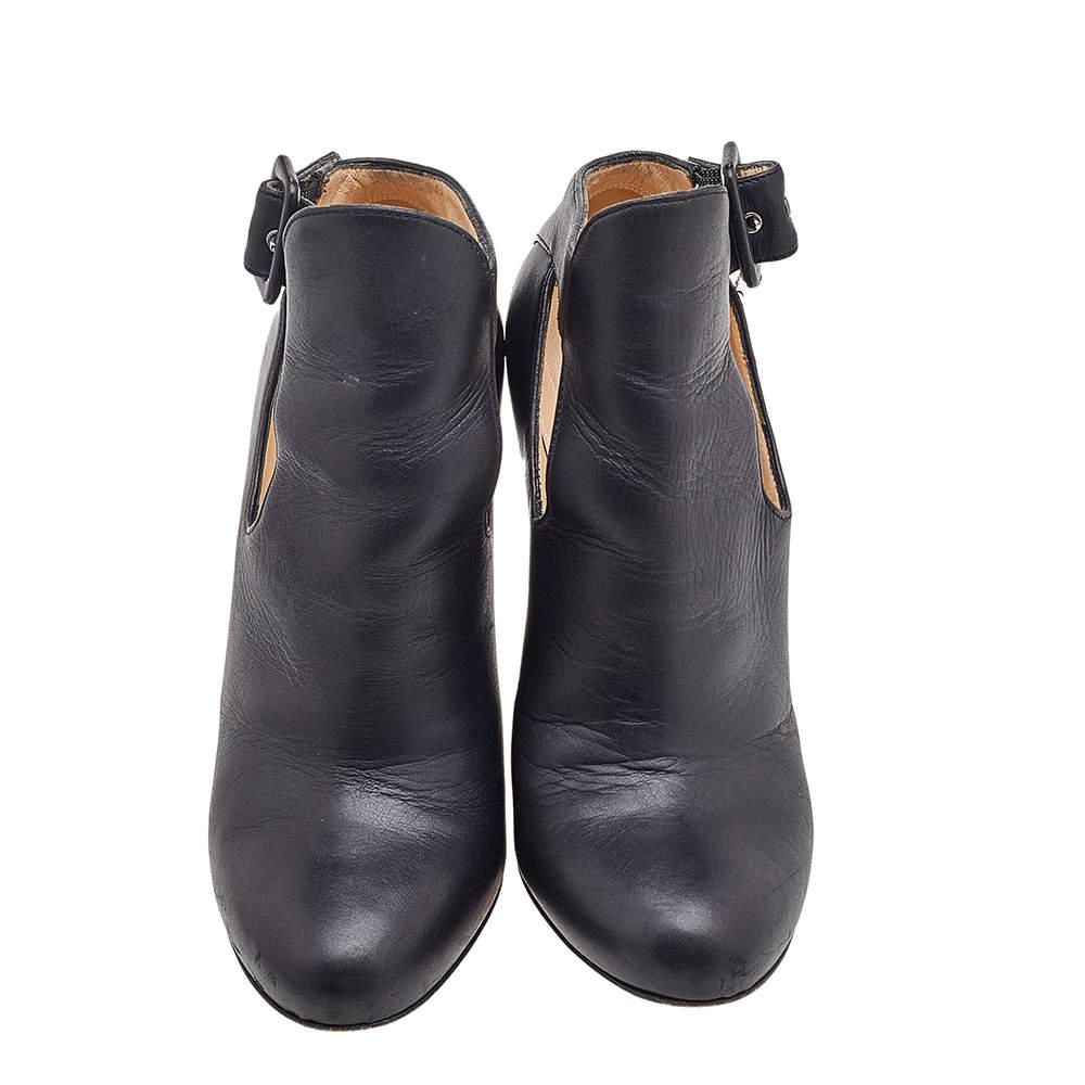 Diese von Christian Louboutin entworfenen Stiefel verleihen Ihrem Stil Glamour und Eleganz. Sie sind aus schwarzem Leder gefertigt und zeichnen sich durch Cut-Out-Details, runde Zehen und eine knöchellange Form aus. Sie sind mit
