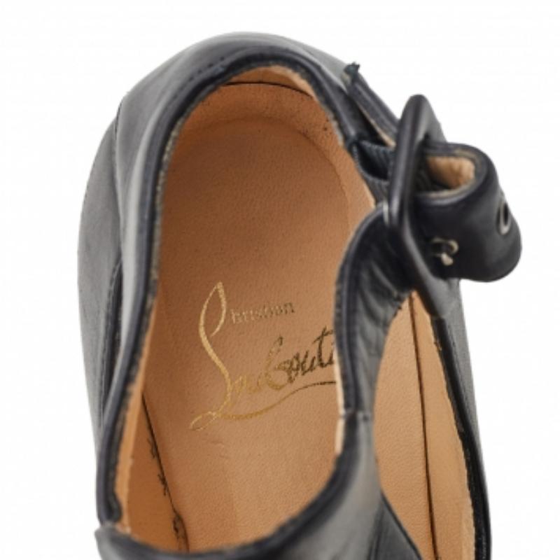 Noir Christian Louboutin bottines en cuir noir avec découpe Taille 36.5 en vente
