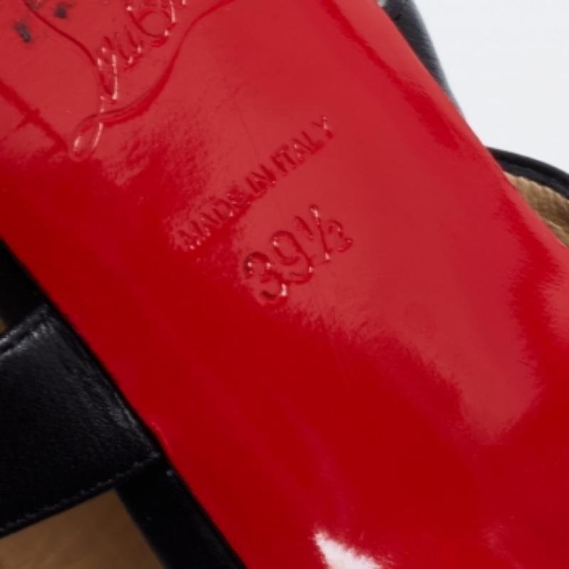Mit diesen Christian Louboutin-Sandalen mit Käfig können Sie selbst mit den einfachsten Outfits ein unvergessliches Statement für eine Party setzen. Das stilvolle und auffällige schwarze Leder und die silberfarbenen Nieten sind zusammen auf diesem