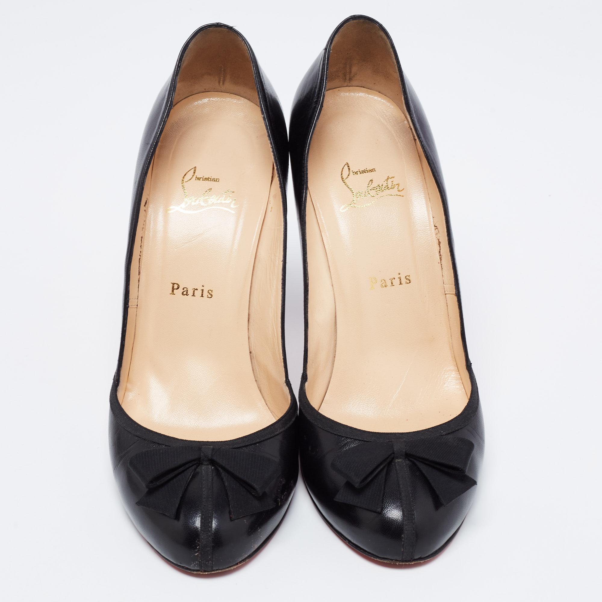 These gorgeous Lavalliere pumps grant glamour and elegance to your feet flawlessly. They are crafted using black leather and fabric, with a bow accent accentuating the rounded toes. They showcase a slip-on style and towering 11 cm heels. Look classy