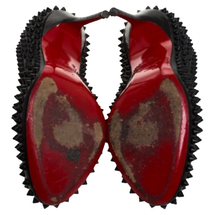 Jede Schuhsammlung ist unvollständig ohne ein Paar schillernde Pumps. Diese Christian Louboutin-Schönheiten sind aus Leder gefertigt und haben eine runde Schuhspitze und einen 10 cm hohen Absatz. Die Pumps sind an der Außenseite mit Spikes verziert