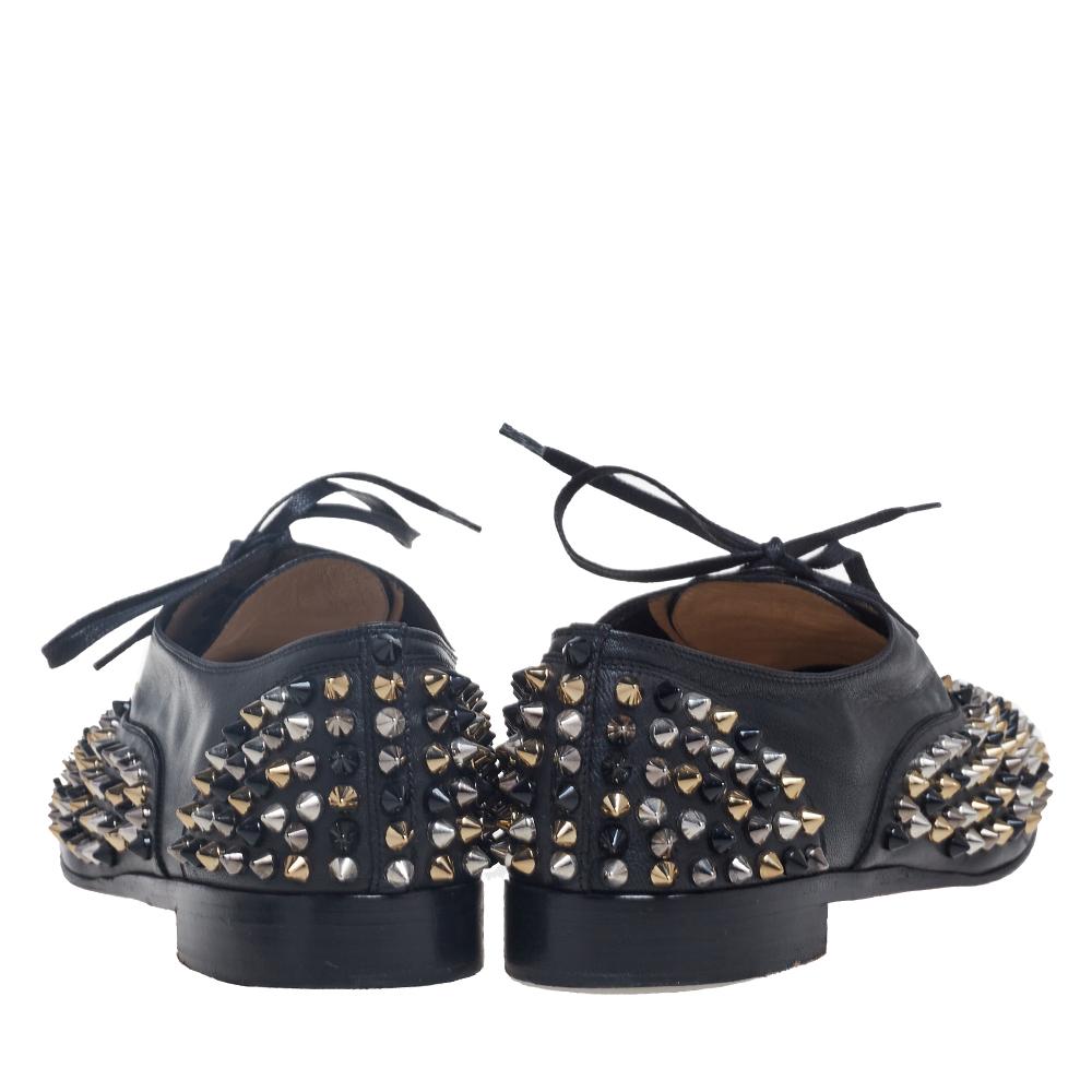 Christian Louboutin - Oxfords in pelle nera Freddy Spike Lace-Up Taglia 39,5 In condizioni buone a Dubai, Al Qouz 2