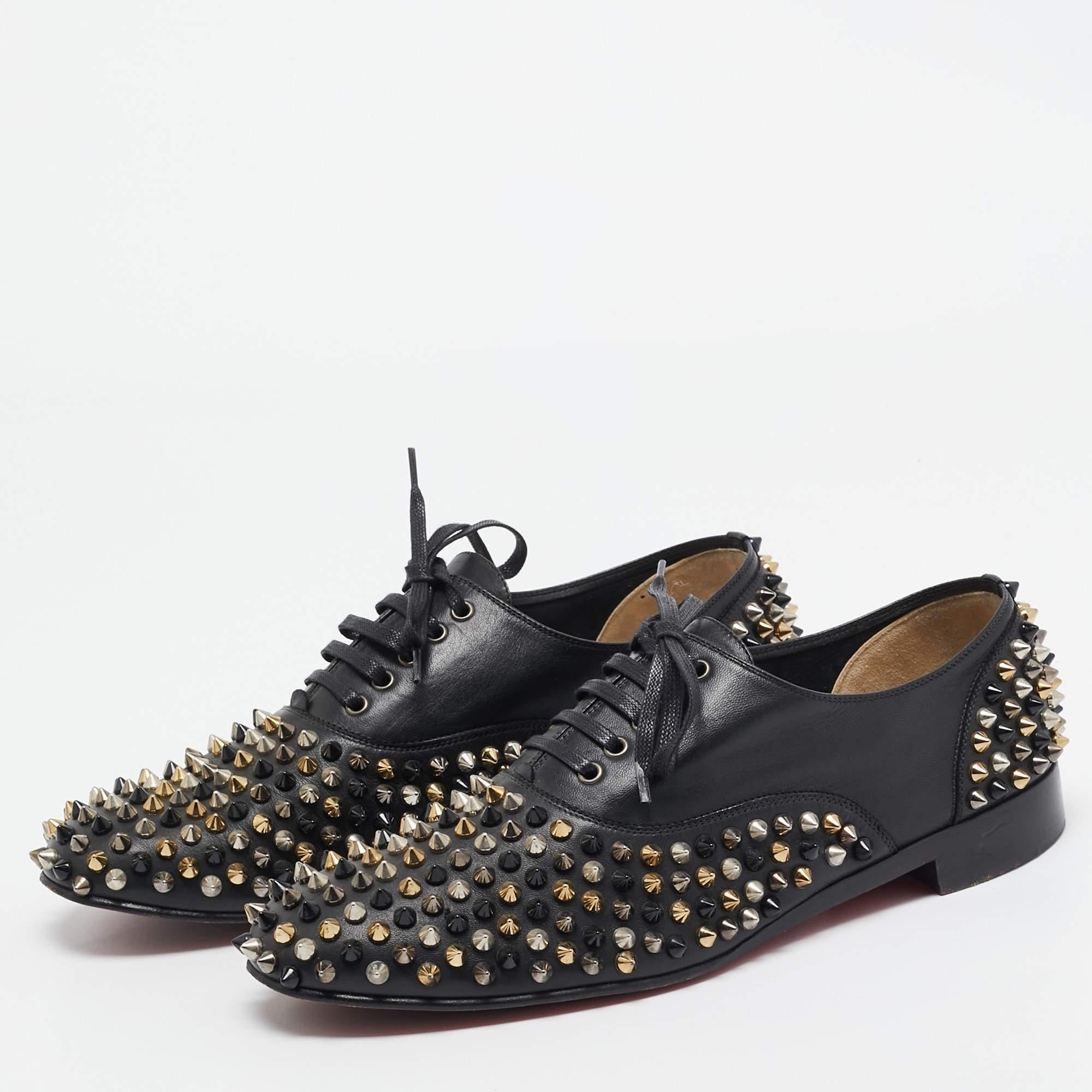 Aggiungi un tocco di classe al tuo abbigliamento con queste oxford di Christian Louboutin. Realizzate in pelle, presentano una chiusura con lacci e borchie a spillo all'esterno.