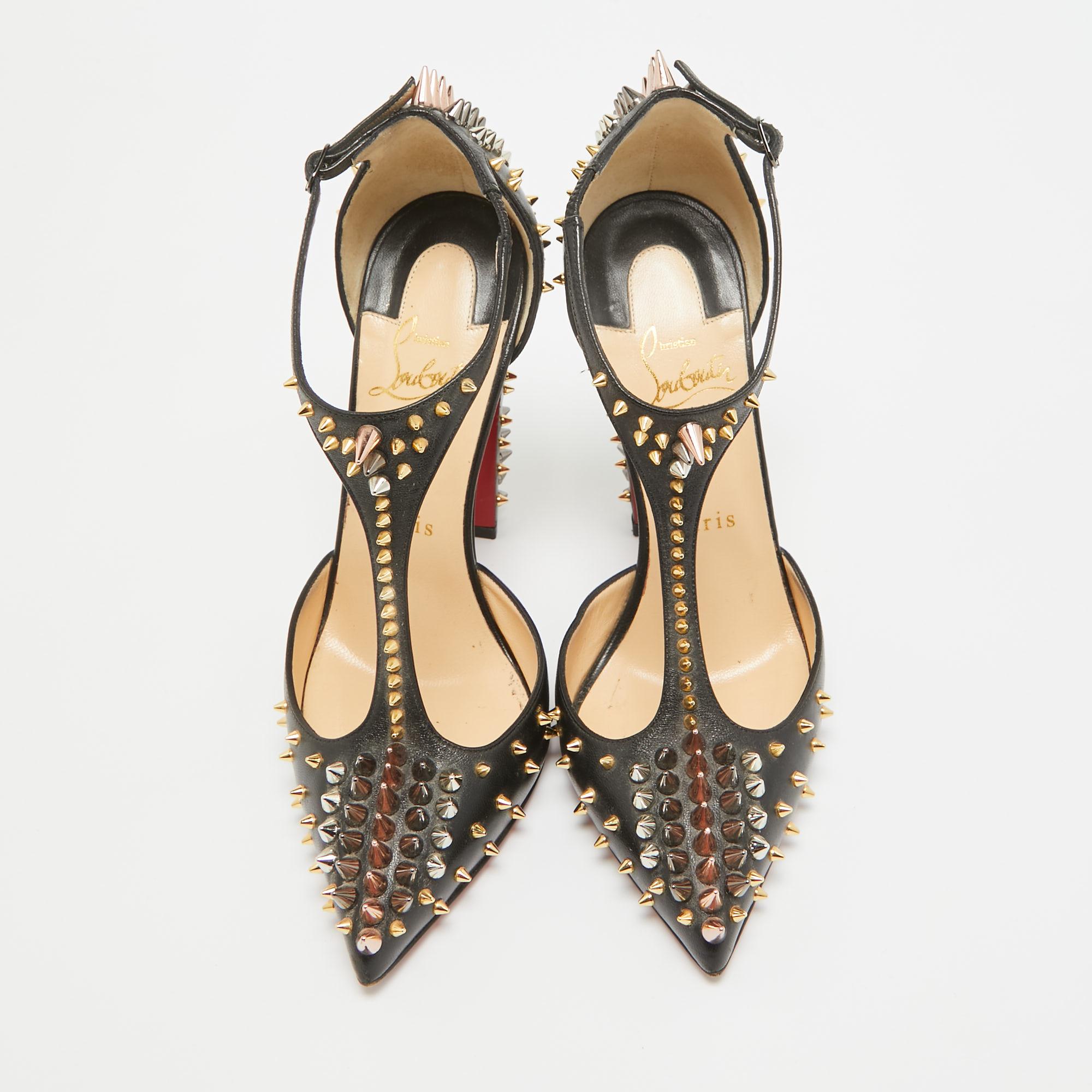 Entdecken Sie die Eleganz des Schuhwerks mit diesen Damenpumps von Christian Louboutin. Diese sorgfältig entworfenen Absätze vereinen Mode und Komfort und sorgen dafür, dass Sie in jeder Umgebung glänzen.

CHRISTIAN LOUBOUTIN