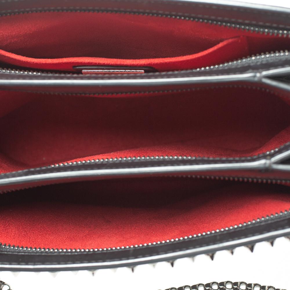 Christian Louboutin Große Triloubi Umhängetasche aus schwarzem Leder mit Stacheln 6