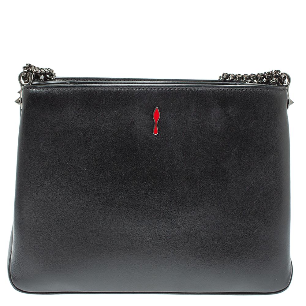 Diese stilvolle und elegante Tasche von Christian Louboutin wird Ihr neues Lieblingsaccessoire sein! Die aus schwarzem Leder gefertigte Triloubi-Tasche ist auf der Vorderseite mit schwarz gefärbten Stacheln verziert und verfügt über zwei