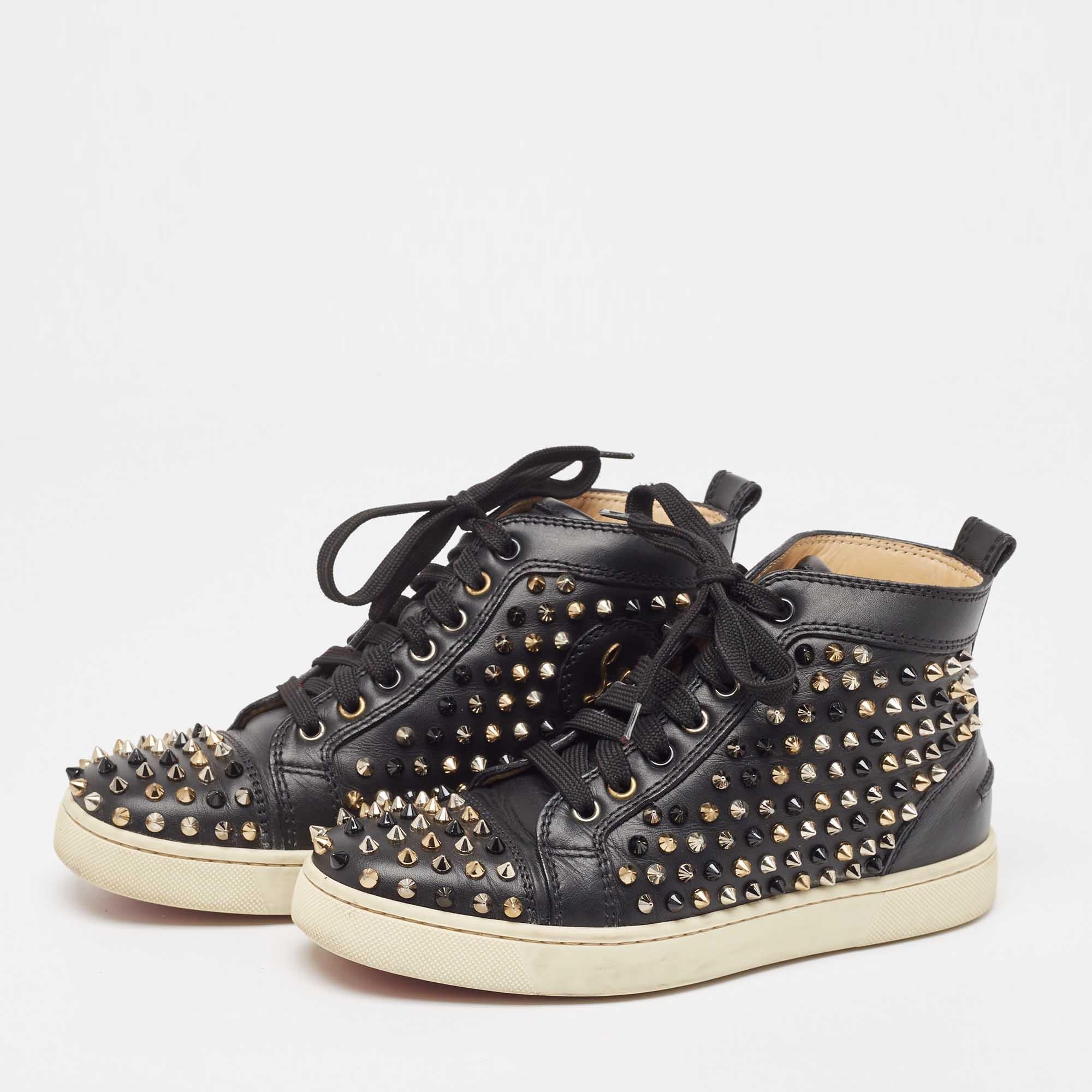 Diese Christian Louboutin Spike-Sneakers in High-Top-Silhouette sind eine nahtlose Kombination aus Luxus, Komfort und Stil. Diese Sneaker sind mit charakteristischen Details und bequemen Innensohlen ausgestattet.