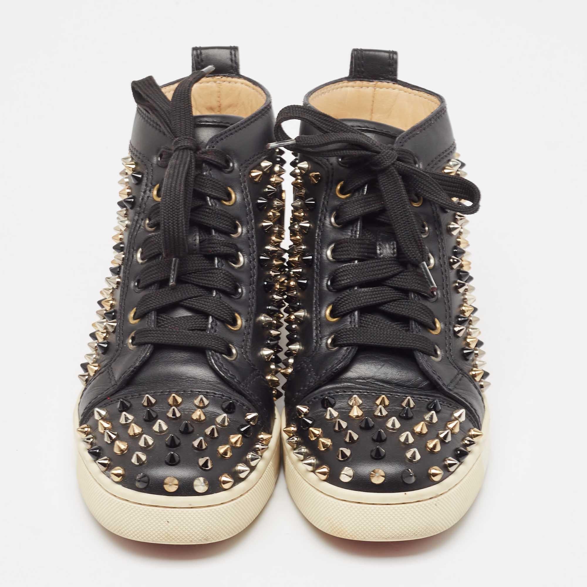 Christian Louboutin Schwarze Louis Spikes Turnschuhe aus Leder Größe 37,5 im Zustand „Relativ gut“ in Dubai, Al Qouz 2