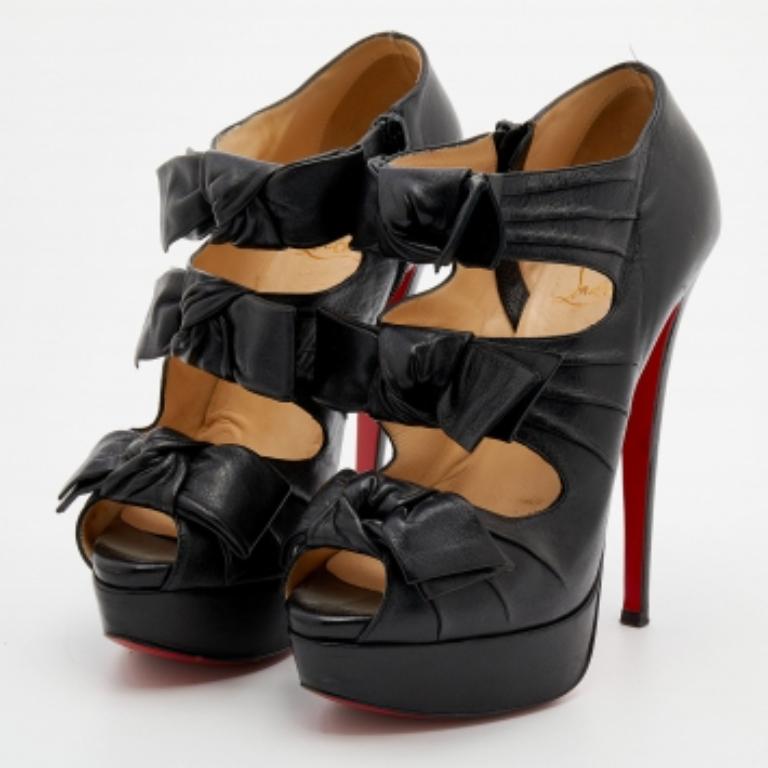 Ces bottines à bout pointu de Christian Louboutin vous permettront d'affirmer votre style. Elles sont fabriquées en cuir noir et présentent trois nœuds sur la tige. Ils sont dotés de semelles intérieures lisses et de talons imposants de 14,5 cm.