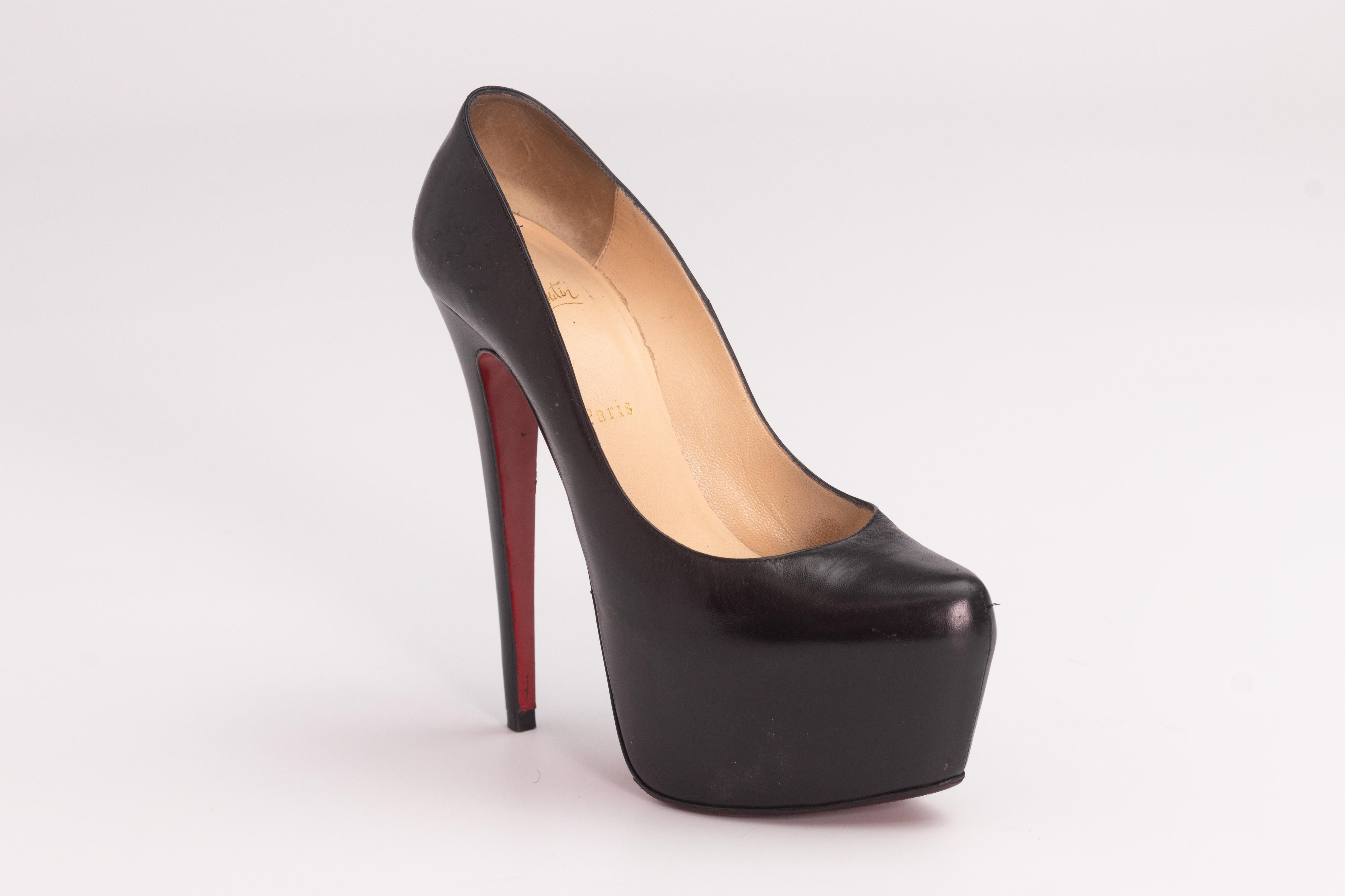 Color: Black
Material: Leather
Size: 39.5 EU / 8.5 US
Heel Height: 150 mm / 6”
Platform Height: 25 mm / 1” 
Condition: Good. Scuffs marks throughout. Stains and scratches to the outsoles.

Made in Italy