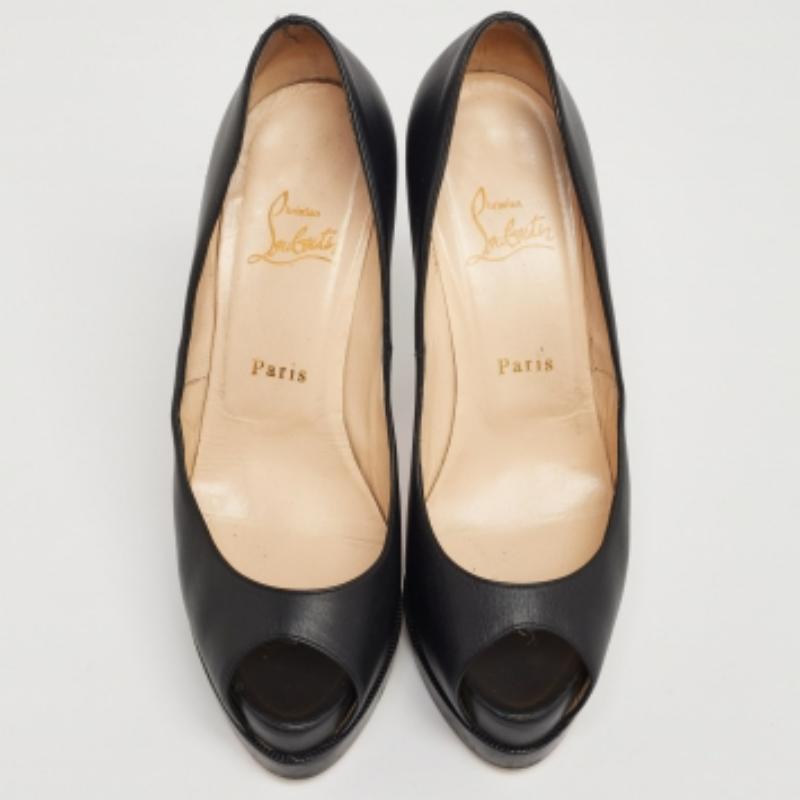 Confeccionados en piel negra, estos zapatos de salón de la casa Christian Louboutin han sido diseñados para añadir un toque de clase a tu look. Las plataformas, los peep-toes y los tacones de 14 cm hacen de este par una gran elección.