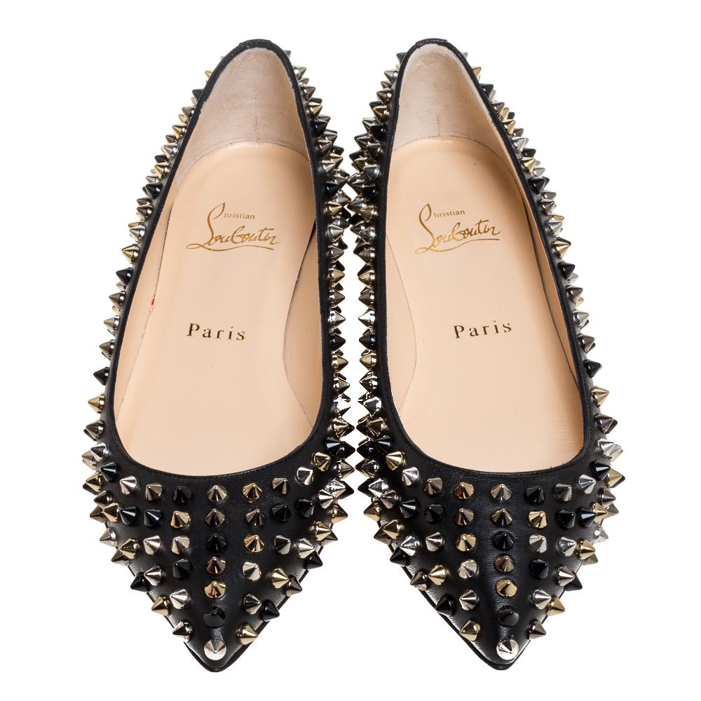 These ballet flats are a rendition of the iconic Pigalle style that was named after the famous Folies Pigalle nightclub in Paris. With the addition of spikes all over in three tones, it upholds the rock-edge appeal of the namesake. These flats are