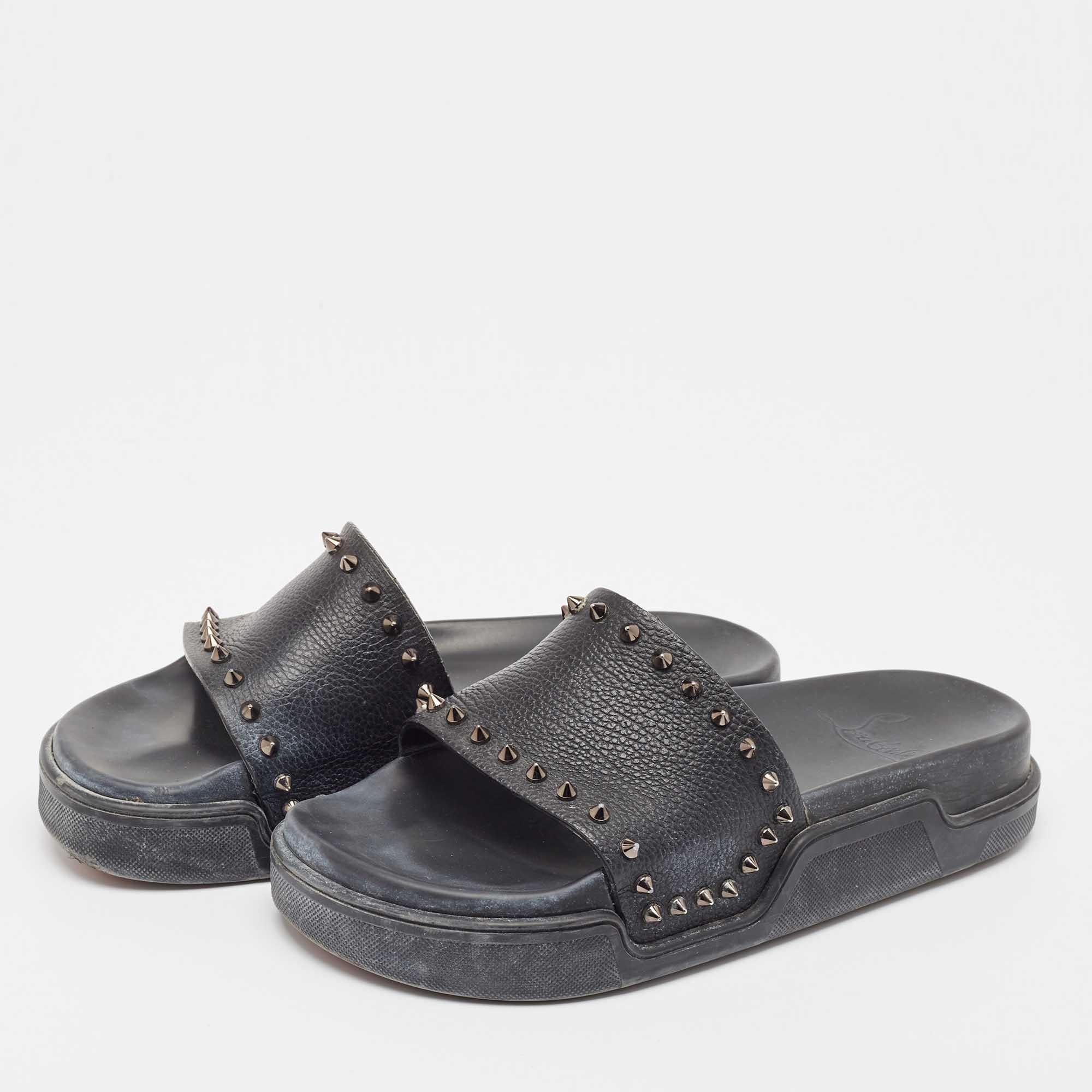 Tragen Sie diese Pantoletten an Tagen, an denen Sie sich nicht zwischen Mode und Komfort entscheiden können, denn sie bieten beides. Sie sind von Christian Louboutin und mit Spikes auf dem Obermaterial versehen.