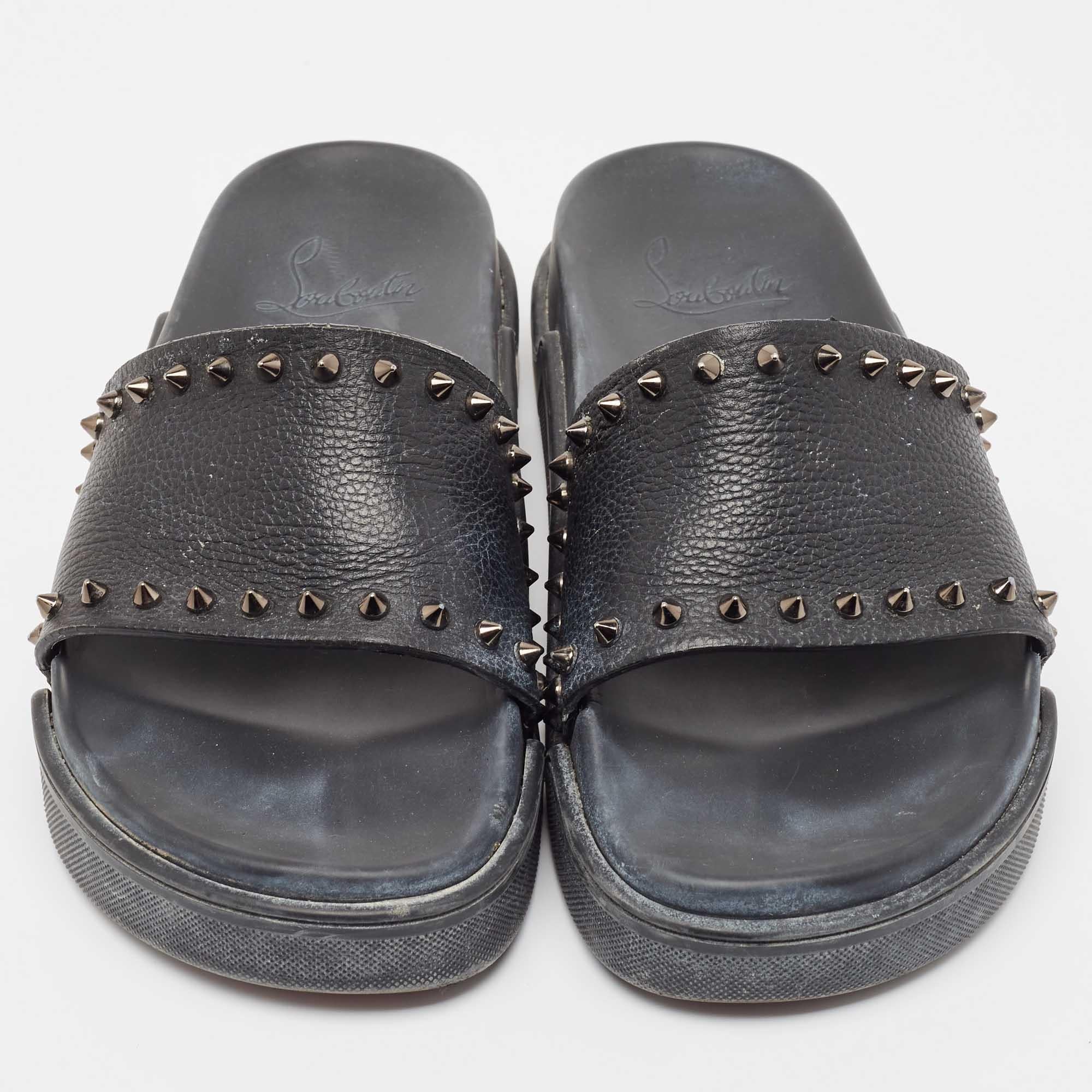 Christian Louboutin Schwarze Leder-Pool- Fun Slides aus Leder Größe 41 im Zustand „Relativ gut“ in Dubai, Al Qouz 2