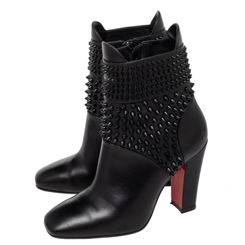 Crafted from black leather into an ankle-length silhouette, these Christian Louboutin Praguoise boots bring a statement look. They come with spike detailing, side zip closure, and 10 cm heels. They'll look great with midi, mini or knee-length