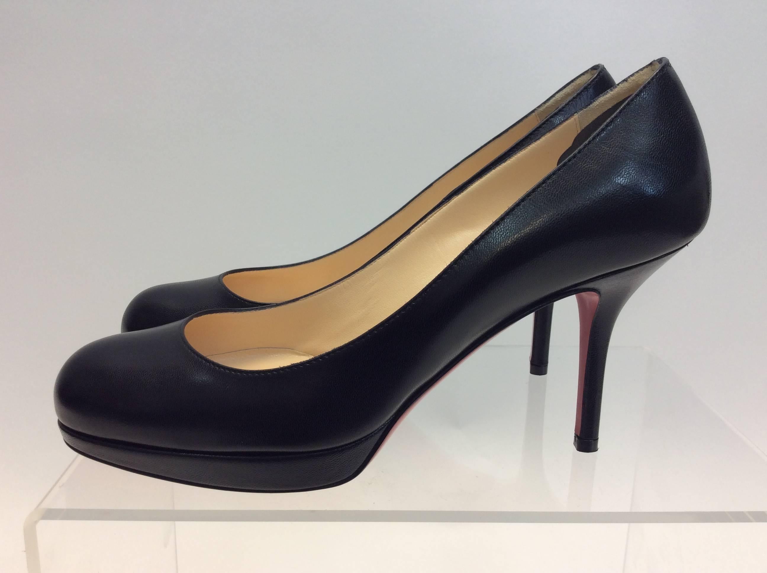 Christian Louboutin Black Leather Pumps
$399
Size 35.5
Made in Italy
Leather
3