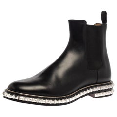 Christian Louboutin Schwarze Chelsea-Stiefeletten aus Leder mit River- Nieten Größe 44