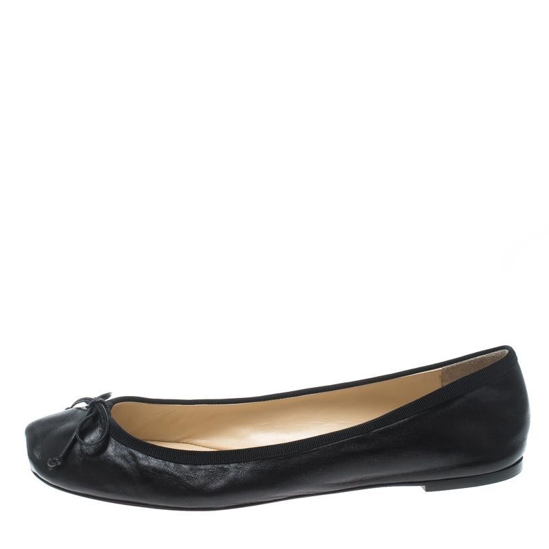 Radiating elegance and true feminine grace, these Rosella ballet flats from Christian Louboutin are perfect for the fashionable you! The black flats are crafted from leather and feature square toes with a bow detailing. They come equipped with