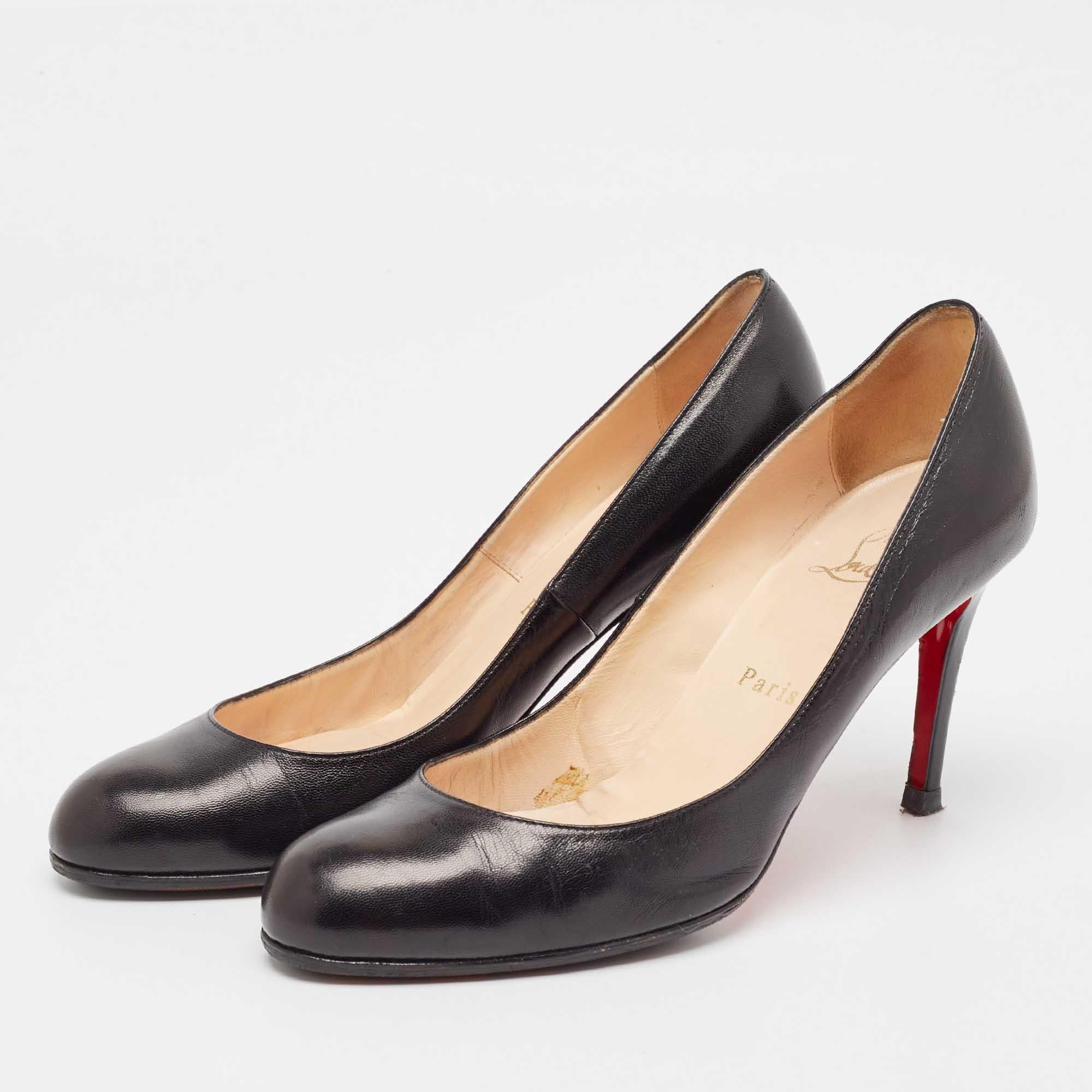 Haz una declaración de estilo chic con estos zapatos de salón de diseño. Presentan tacones resistentes y suelas duraderas perfectas para tus salidas a la moda