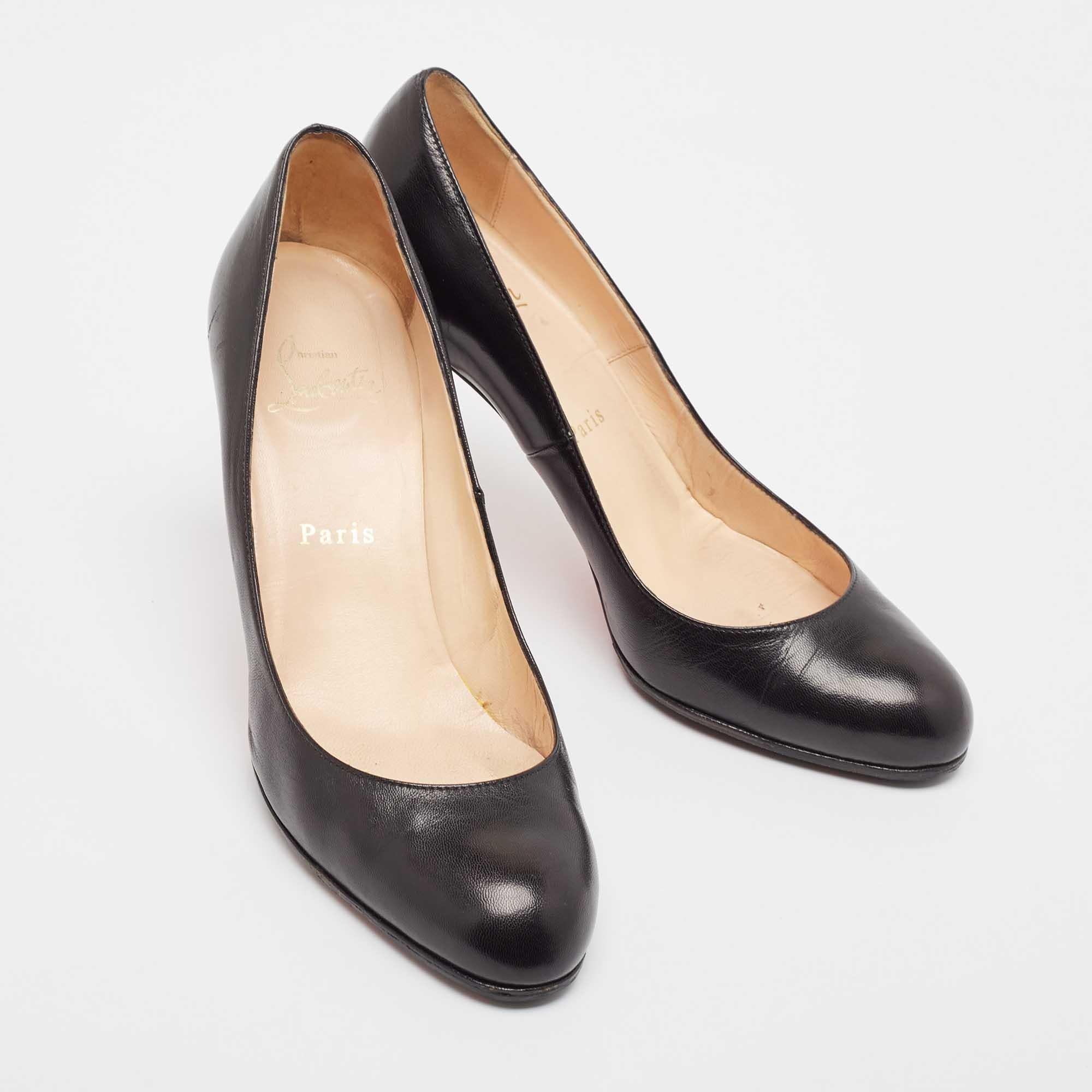 Christian Louboutin Bombas sencillas de cuero negro Talla 37.5 en Bastante bueno Estado en Dubai, Al Qouz 2