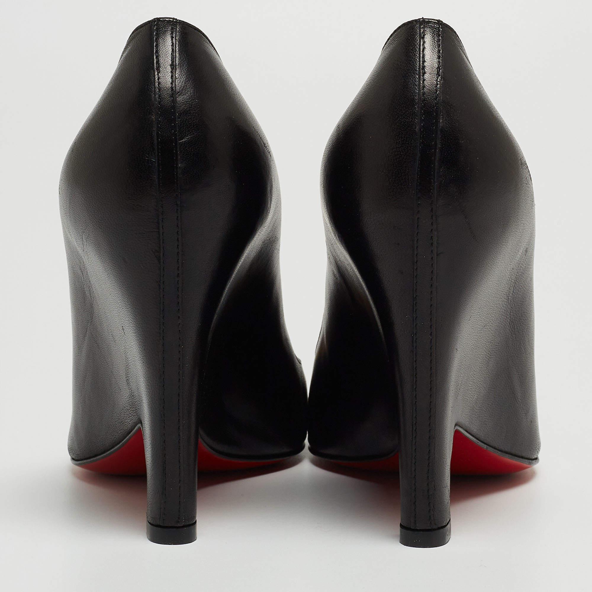 Christian Louboutin Black Leather Simple Wedge Pumps Size 38.5 In Good Condition For Sale In Dubai, Al Qouz 2