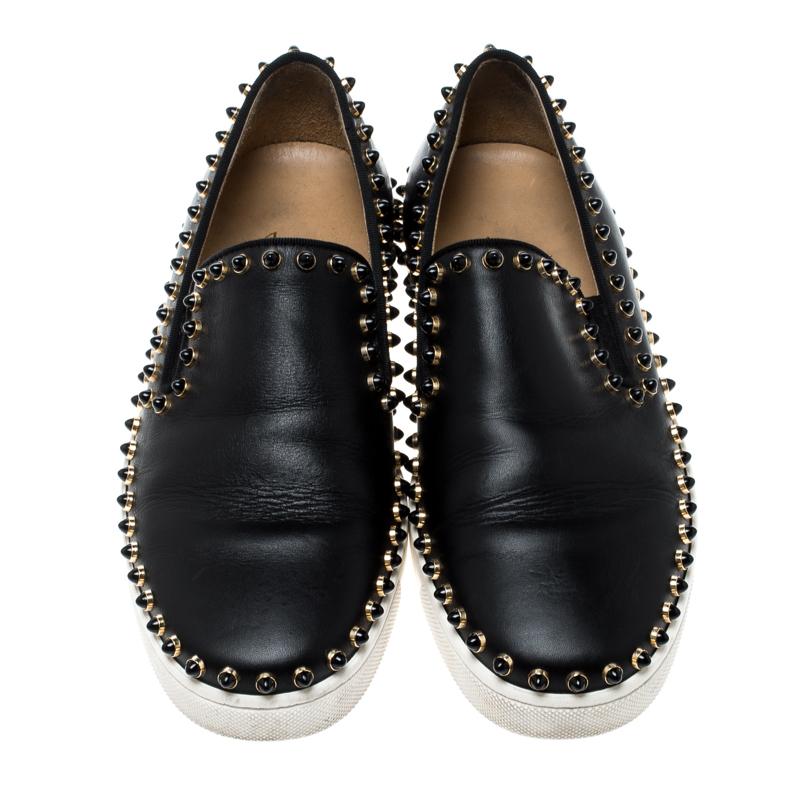 Add a unique style statement to your look with these eye-catching and fashionable Christian Louboutin Pik Boat slip-on sneakers. Constructed in black leather exuding very neat finish, these shoes feature a chunky rubber sole in contrasting white hue