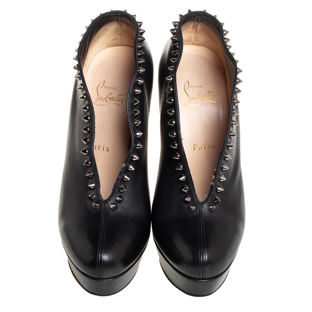 Blenden Sie alle mit diesen Louboutins:: indem Sie sie noch heute besitzen. Diese schwarz gefärbten Miss Fast Plato Booties sind aus Leder gefertigt und bestechen durch ihr Design mit runder Zehenpartie:: Spike-Verzierungen und 13::5 cm Absatz. Mit