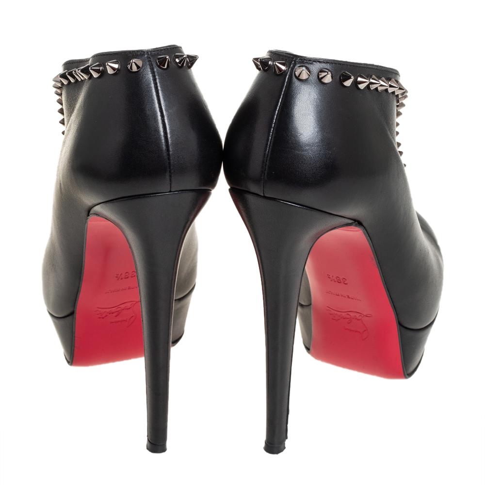 Christian Louboutin Schwarz Leder Spike Miss Fast Plato Booties Größe 38.5 im Zustand „Gut“ in Dubai, Al Qouz 2