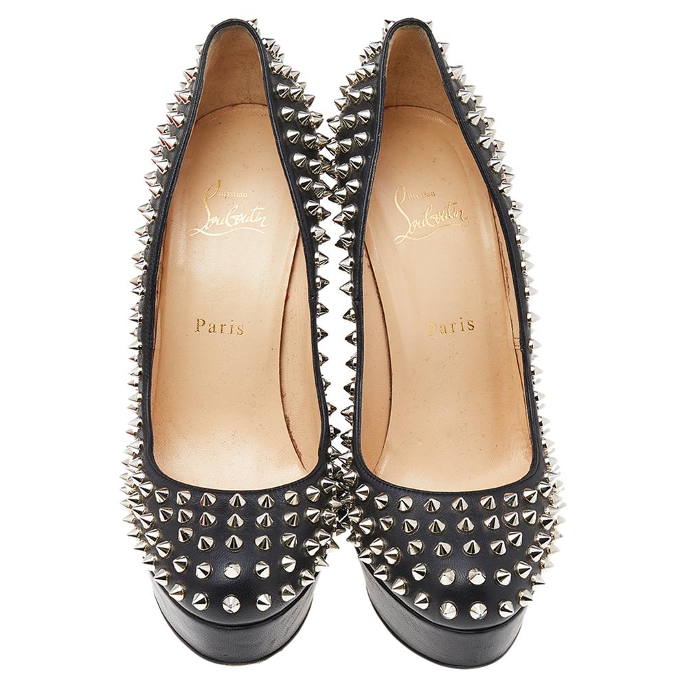 Christian Louboutin propone ancora una volta un set di décolleté che ci lascia a bocca aperta per la sua bellezza e la sua maestria. Realizzate in pelle in una tonalità nera, hanno punte su tutto il corpo per un effetto tagliente. Queste décolleté