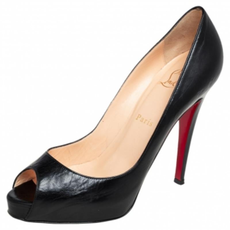 Cette paire d'escarpins New Very Prive de Christian Louboutin est un classique intemporel. Ces chaussures en cuir noir classique sont idéales pour toutes les occasions. Ils sont dotés de peep toes, de plates-formes et de talons de 12 cm.
