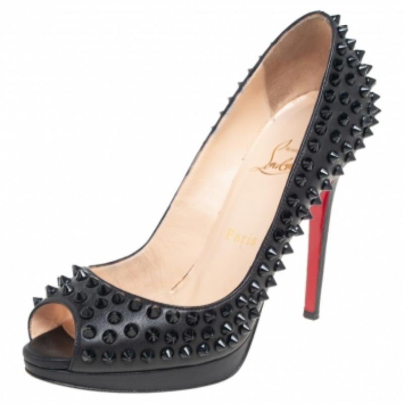 Fai delle strade la tua passerella di moda e abbaglia le folle con queste splendide décolleté Yolanda di Christain Louboutin! Le décolleté nere sono state realizzate in pelle e sono caratterizzate da una punta a spillo e da molteplici punte