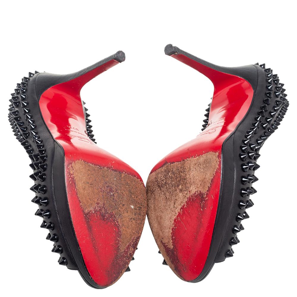 Make the streets your fashion runway and dazzle the crowds in these gorgeous Yolanda pumps from Christain Louboutin! The black pumps have been crafted from leather and styled with peep-toes and multiple spikes on the exterior. They come equipped