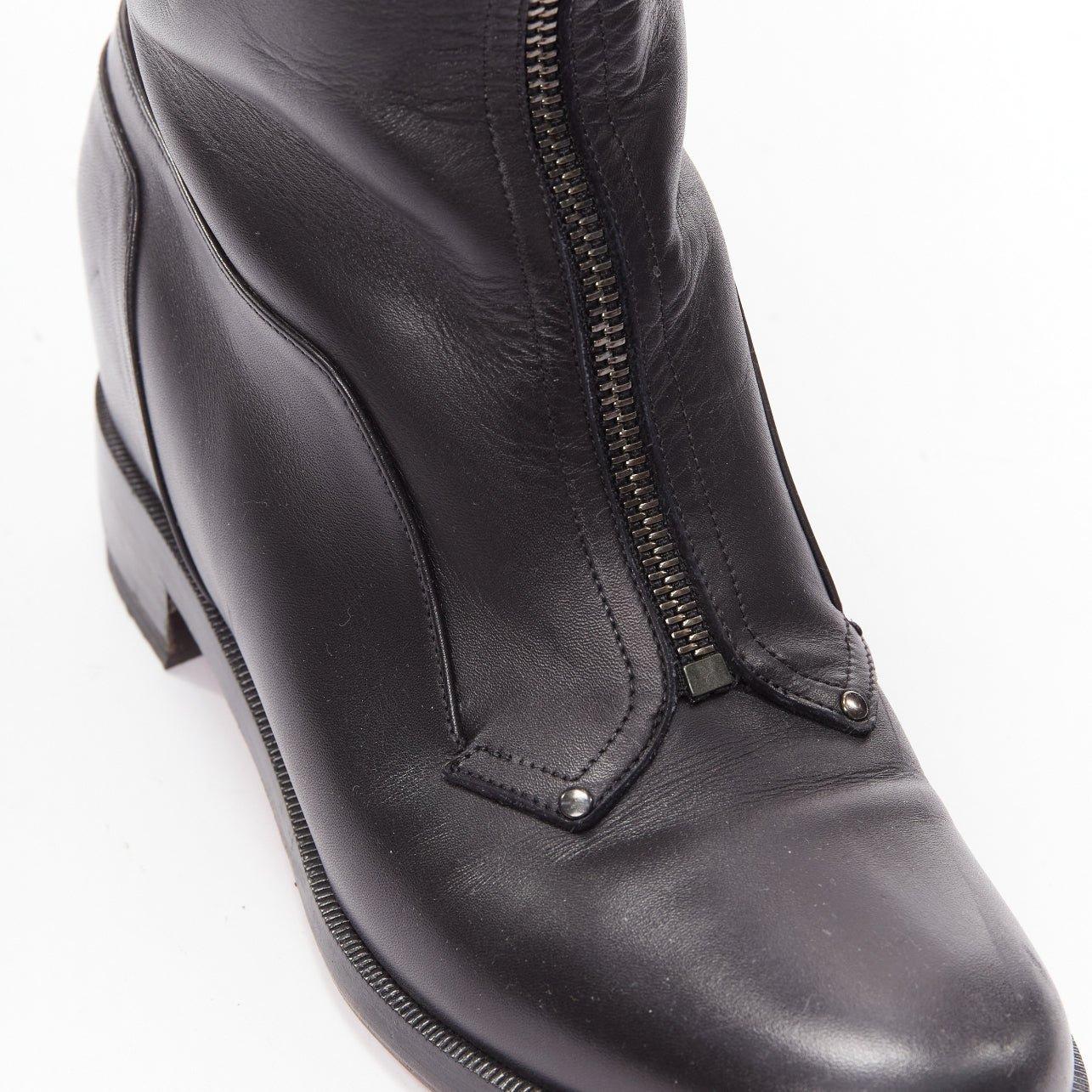 CHRISTIAN LOUBOUTIN Bottes d'équitation à semelle compensée dissimulée avec fermeture éclair sur le devant EU37
Référence : TGAS/D01006
Marque : Christian Louboutin
MATERIAL : Cuir, bois
Couleur : Noir
Motif : Solide
Fermeture : Zip
Détails