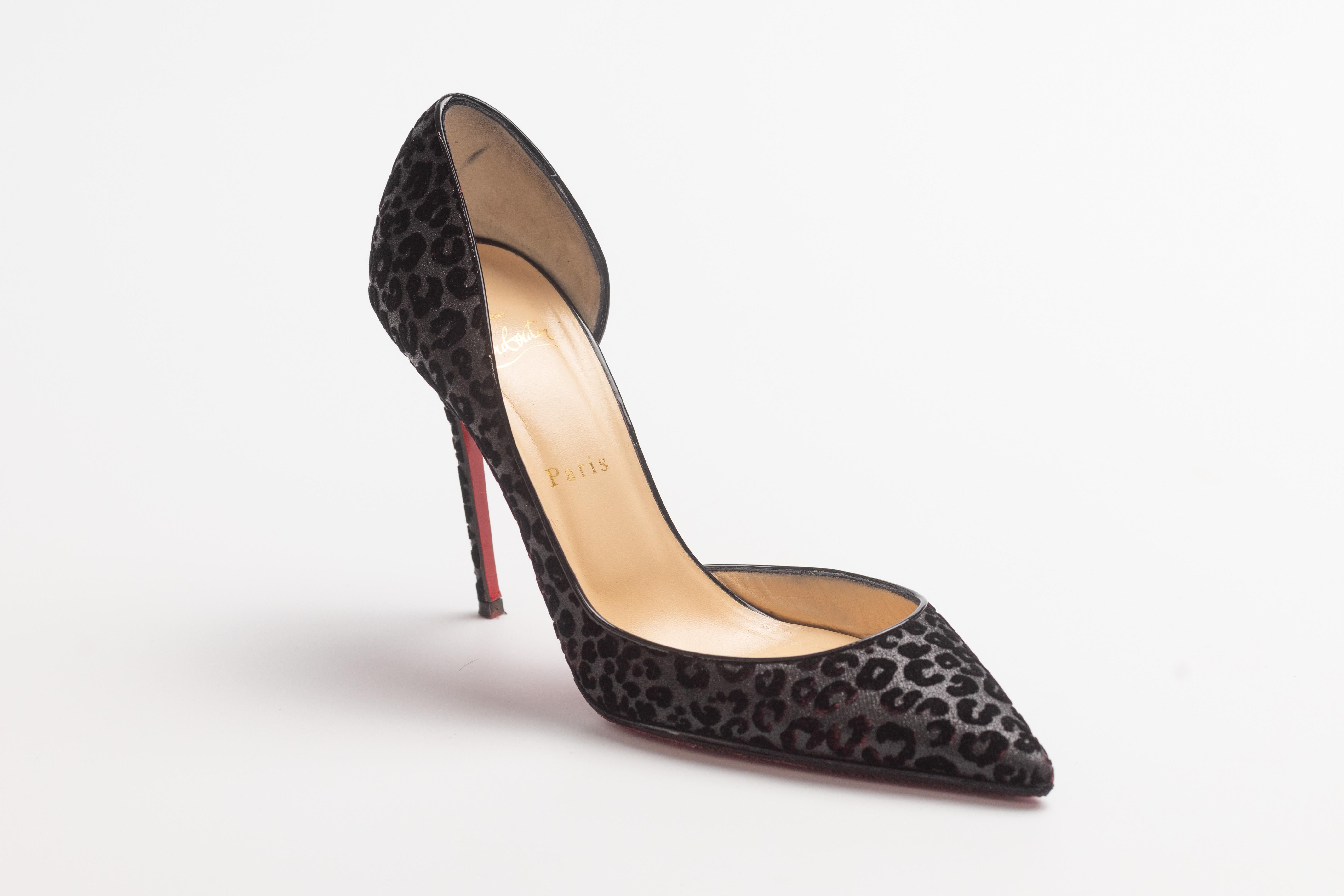 Christian Louboutin Pumps. Black. Glitter & Mesh Accents. Pointed-Toes. Stiletto Heels.

Color: Black
Material: Glitter & Mesh Accents
Size: 39 EU / 8 US
Heel Height: 100 mm / 4”
Condition: Very good.
Comes with: Dust bag

Made in Italy