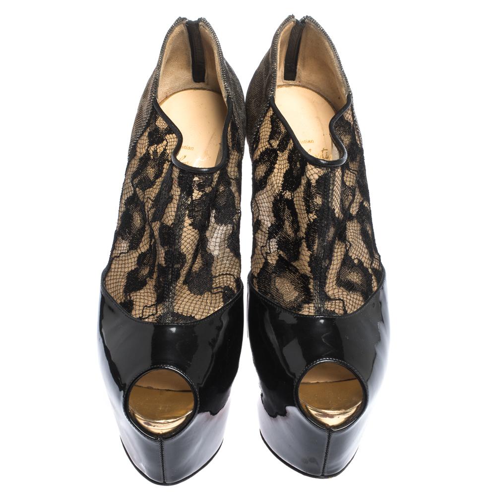 Diese Aeronotoc-Stiefeletten des Hauses Christian Louboutin, die in einer superstilvollen Silhouette gefertigt sind, sind ein Paar, das Ihnen dabei hilft, ein atemberaubendes Stil-Statement zu schaffen. Sie sind aus Lackleder, Spitze und Lamé-Stoff