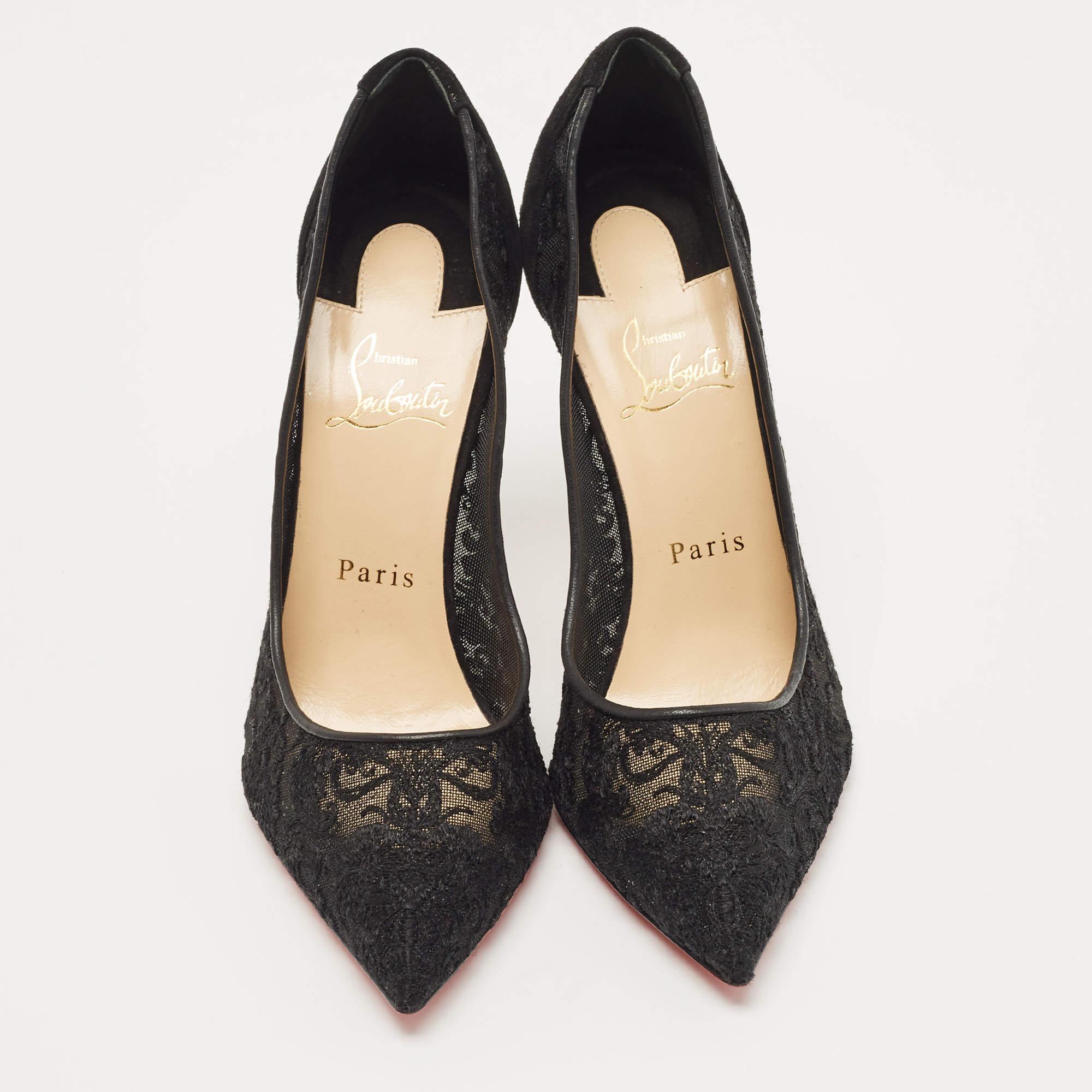 Geschwungene Bögen, eine feminine Ausstrahlung und eine gut gebaute Struktur zeichnen diese Designer-Pumps aus. Mit bequemen Innensohlen und schlanken Absätzen können Sie sie mit Ihren Lieblingsoutfits kombinieren.

