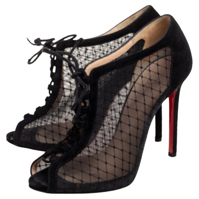 Feal è il massimo del glamour indossando questi stivaletti peep-toe di Christian Louboutin. Realizzato in mesh e pelle scamosciata, questo paio nero ha un design davvero femminile e sfoggia splendidi lacci sul davanti. Abbina i tacchi alti 12 cm a