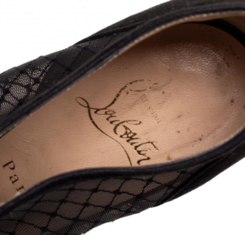 Christian Louboutin - Stivaletti a punta con lacci in rete e pelle scamosciata neri - misura 38,5 In condizioni buone in vendita a Dubai, Al Qouz 2